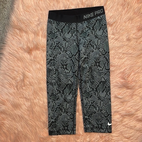 Nike Pro Gray & Black Snakeskin Cropped Leggings Size Small - Picture 2 of 7
